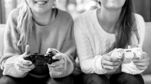 deux femmes jouant à un jeu vidéo