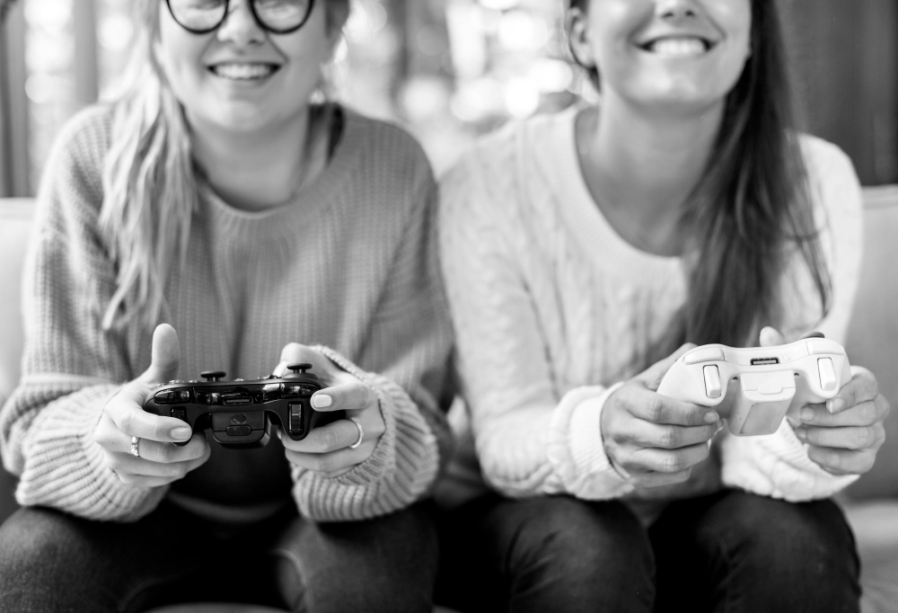 deux femmes jouant à un jeu vidéo